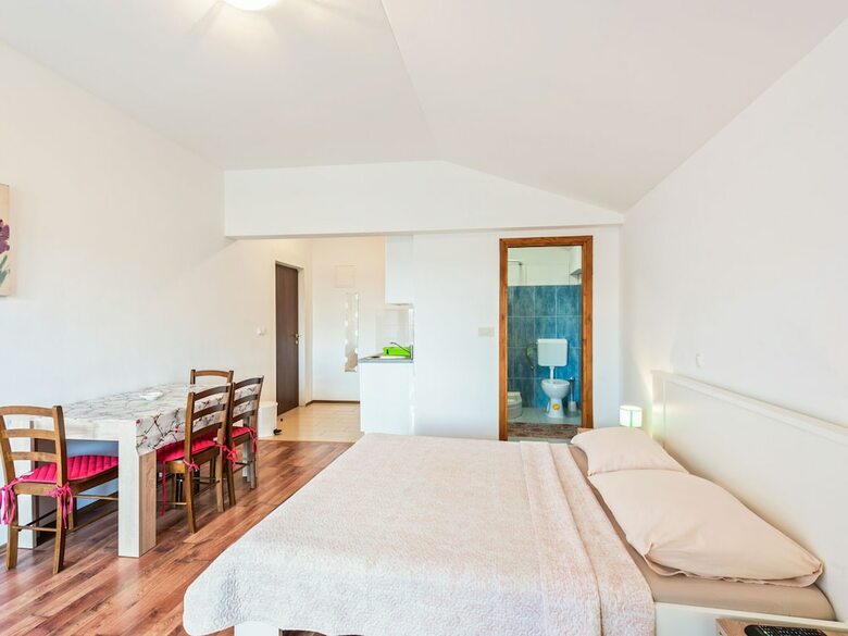 Pleasant Apartment In Posedarje Near Sea