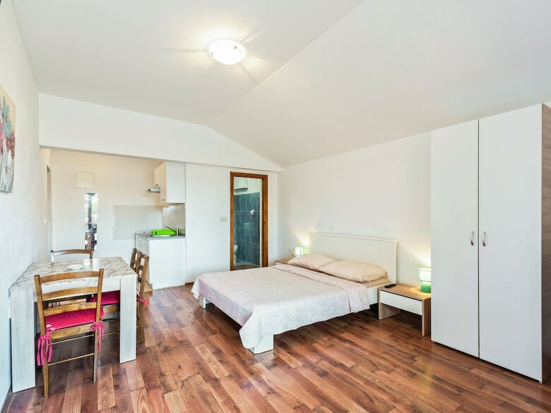 Pleasant Apartment In Posedarje Near Sea