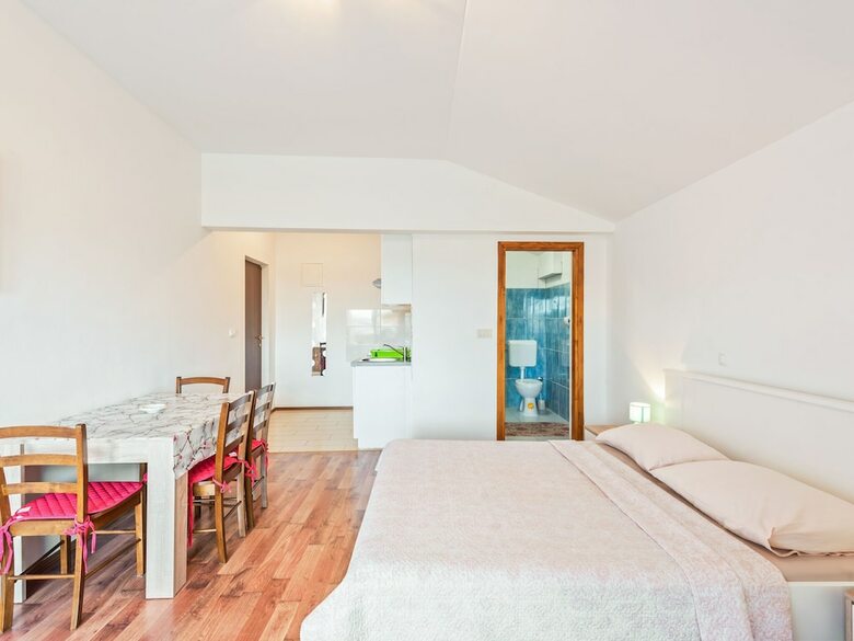 Pleasant Apartment In Posedarje Near Sea