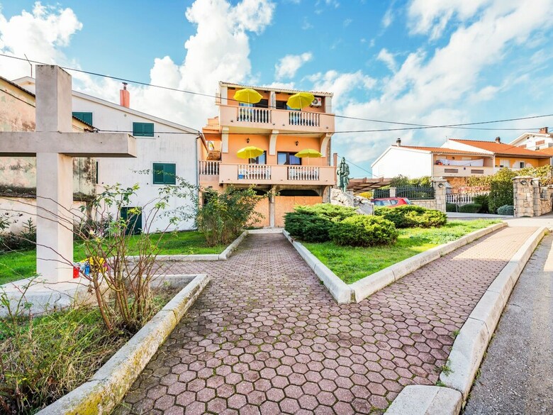 Pleasant Apartment In Posedarje Near Sea