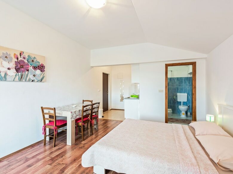 Pleasant Apartment In Posedarje Near Sea