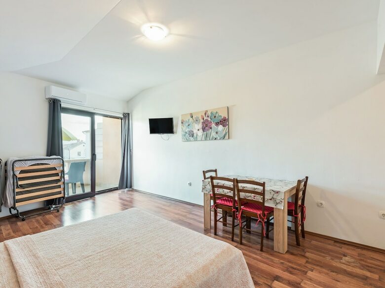 Pleasant Apartment In Posedarje Near Sea