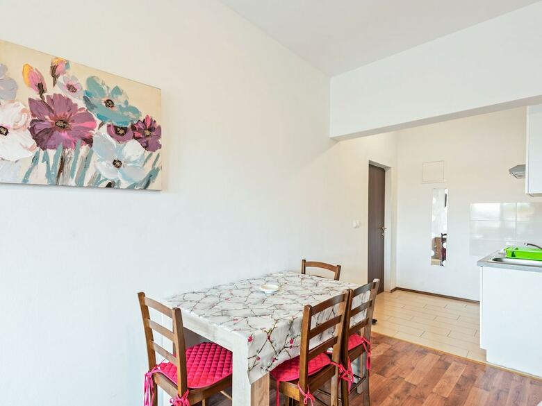 Pleasant Apartment In Posedarje Near Sea