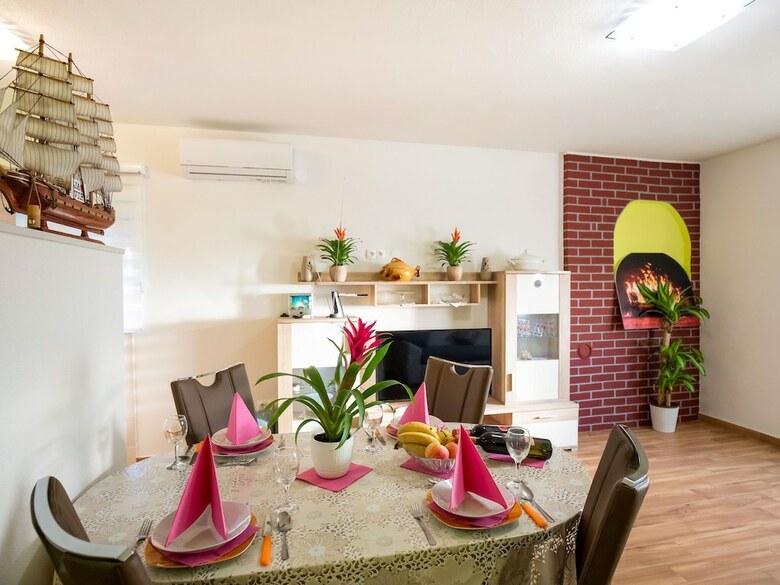Delightful Apartment In Vir With Garden