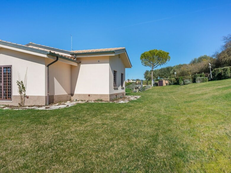 Luxurious Villa In Mentana With Garden