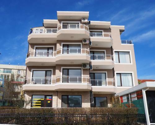 Dom-el Real Apartments In Deja Vu Complex