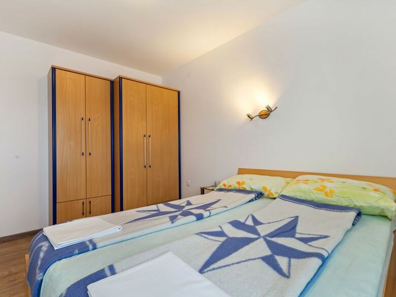 Comfortable Apartment In Jadranovo Near Seabeach