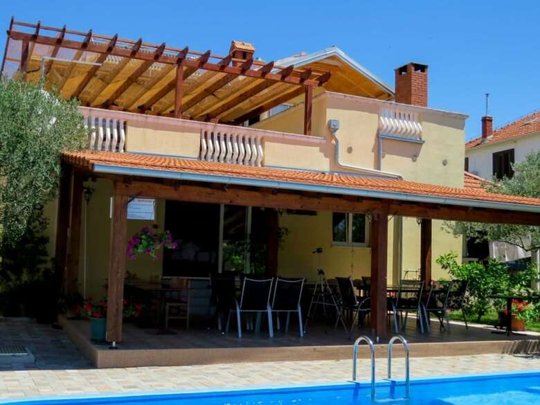 Apartamento Alluring Holiday Home In Pako?tane With Swimming Pool