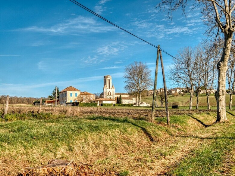 Blissful Holiday Home In Montpezat-de-quercy With Pool