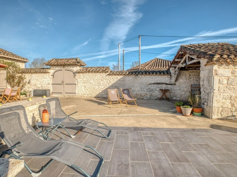 Elegant Holiday Home In Montpezat-de-quercy With Barbecue