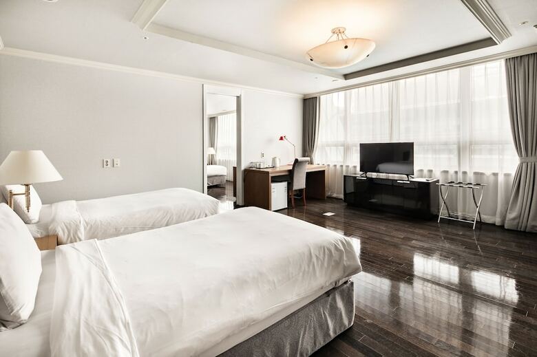Ramada Hotels & Suites Seoul Namdaemun