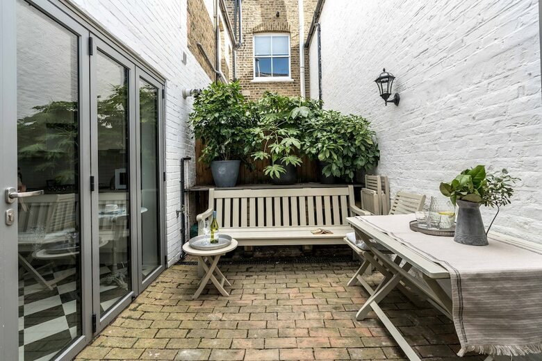 3bd Mews House With Courtyard In Kew