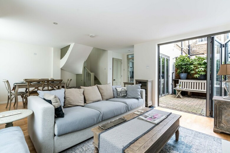 3bd Mews House With Courtyard In Kew