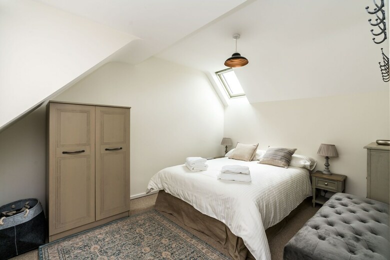 3bd Mews House With Courtyard In Kew