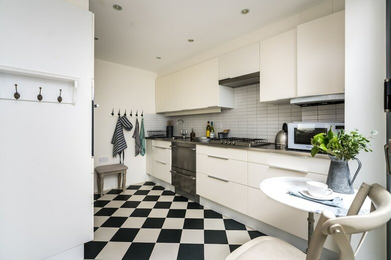 3bd Mews House With Courtyard In Kew