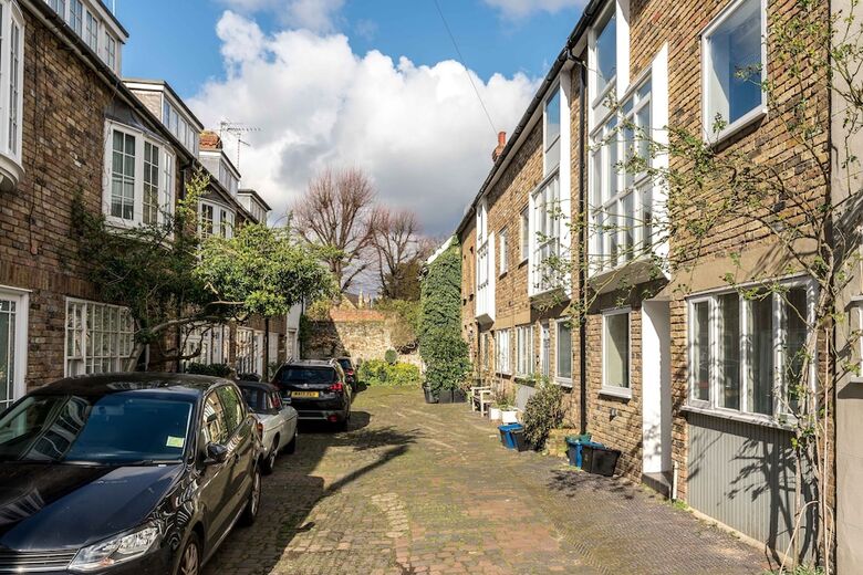 3bd Mews House With Courtyard In Kew