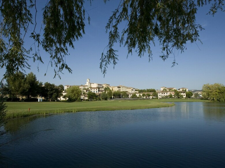 Comfortable Apartment Located In Authentic Provencal Village