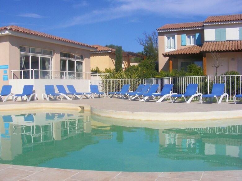 Beautiful House With Ac, Located Between Inland And Sea