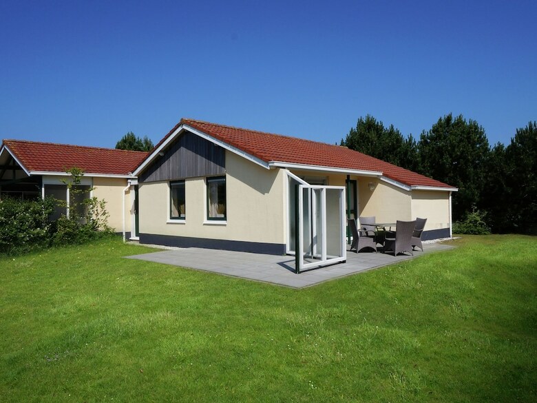 Comfortable Bungalow With Dishwasher, 1.5 Km. From The Beach