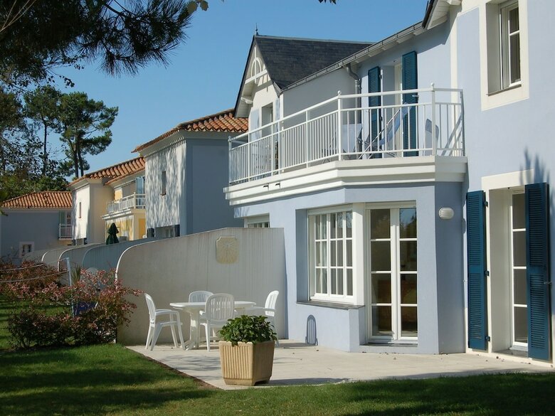 Charming Apartment With Dishwasher Located At A Golf Course