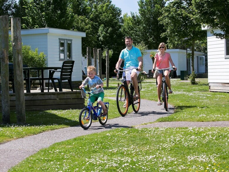 Restyled Bungalow With Dishwasher, Beach At Walking Distance