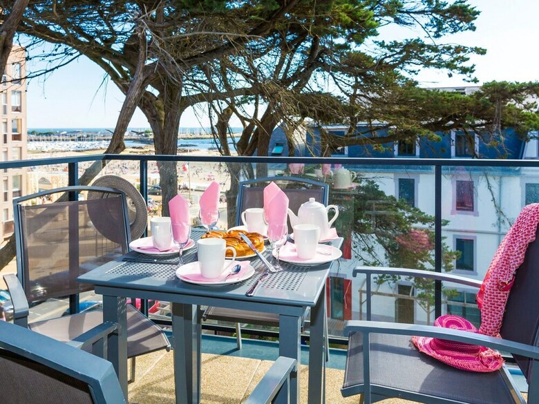 Comfortable Apartment With A View On The Beach And The Sea