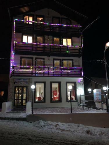 Hostal Pensiunea White House