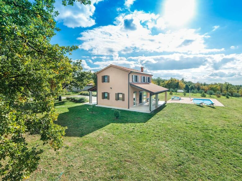 Detached Villa With Private Pool And Large Garden, In A Quiet Area