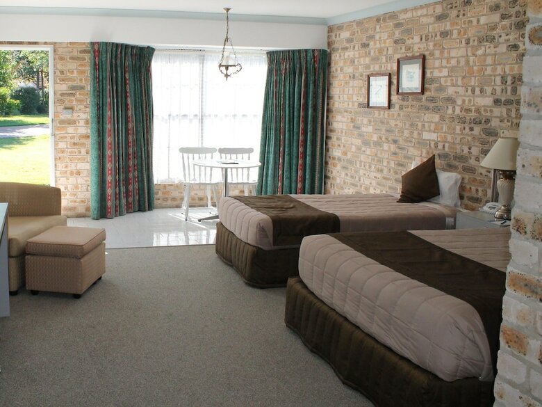 Hotel Airport Motel Sir Francis Drake