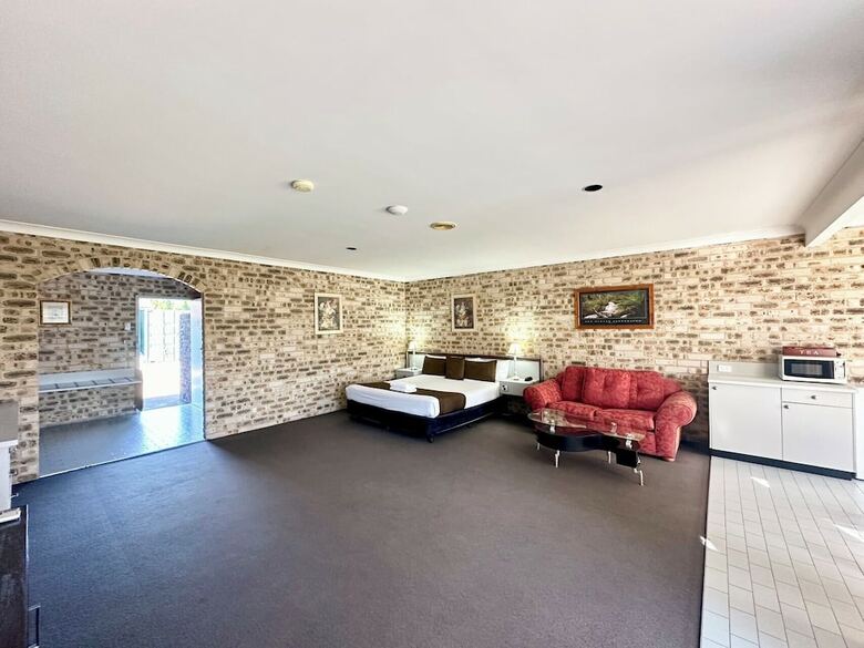 Hotel Airport Motel Sir Francis Drake