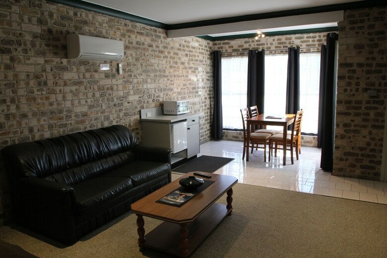 Hotel Airport Motel Sir Francis Drake