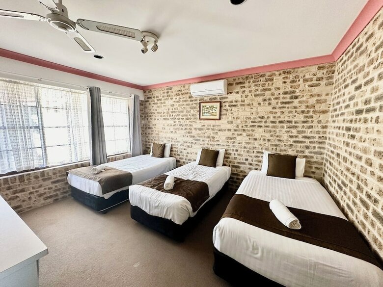 Hotel Airport Motel Sir Francis Drake