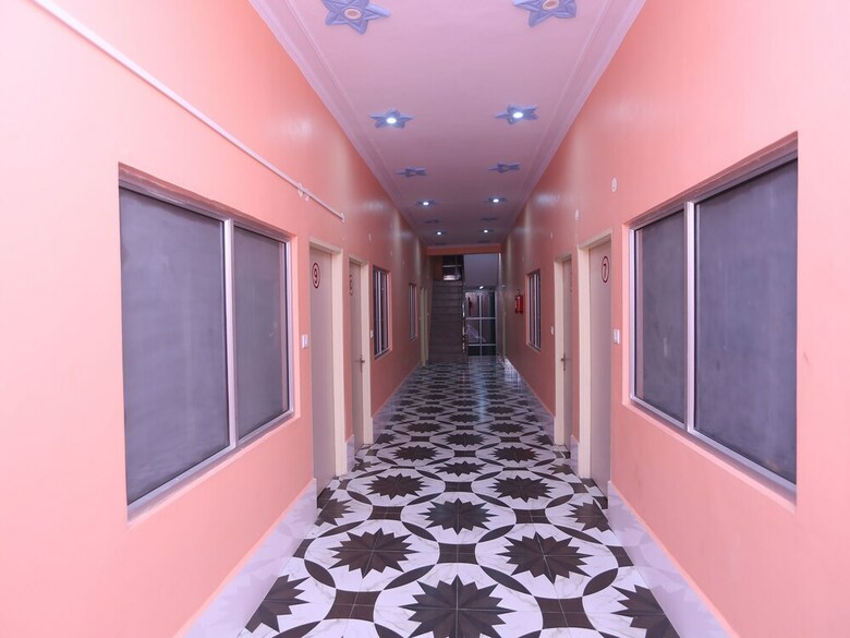 Oyo 22221 Yadav Hotel