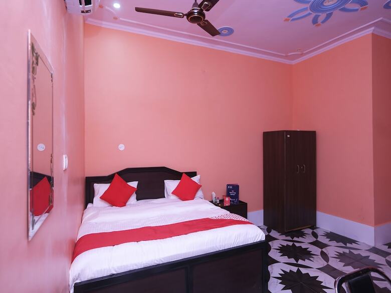 Oyo 22221 Yadav Hotel