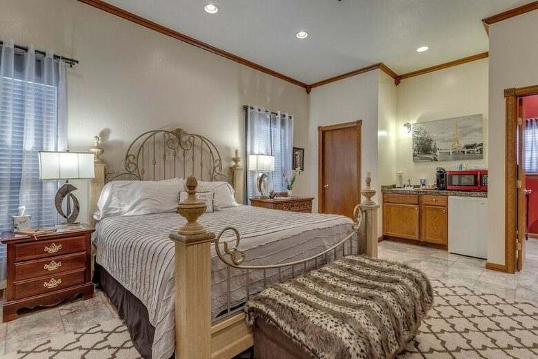 The Whispering Pines Inn Bed & Breakfast