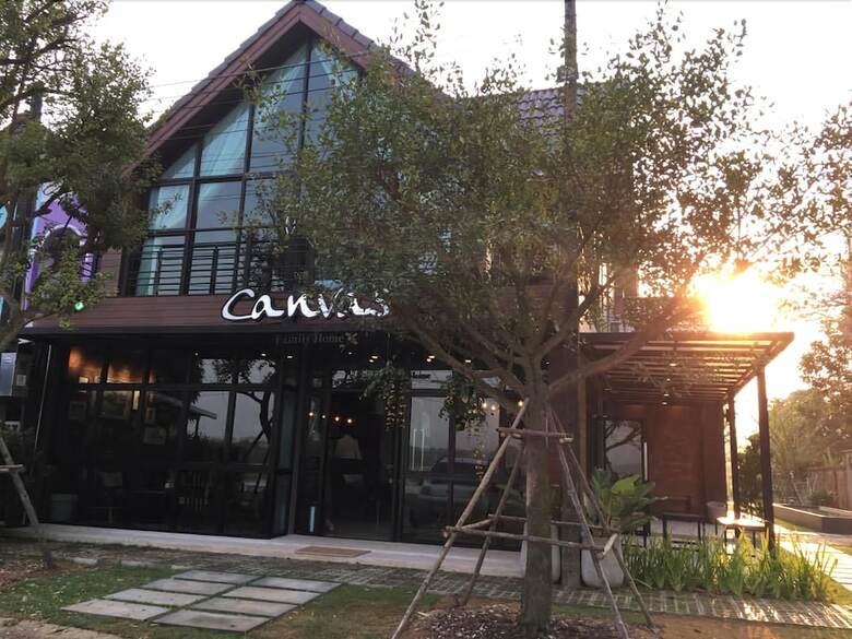 Hotel Canvas Family Home