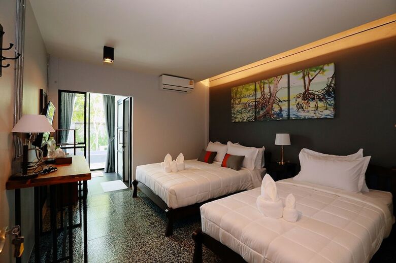 Hotel Canvas Family Home