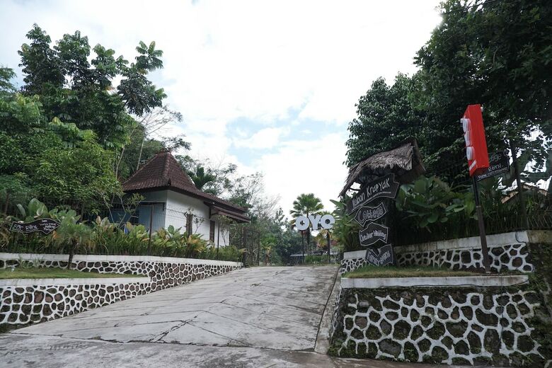 Hostal Oyo 550 Kebon Krapyak Cottage