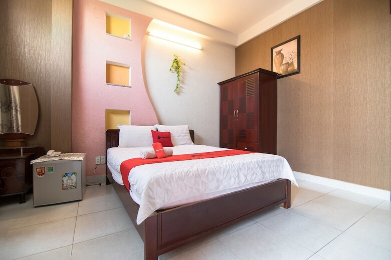 Hotel Reddoorz Plus Near Aeon Mall Tan Phu 2