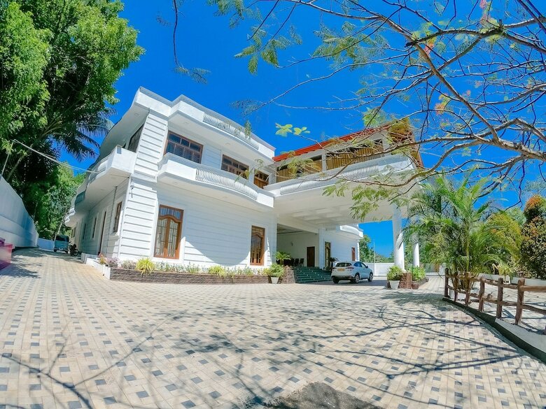 Hotel Pearl White Palace