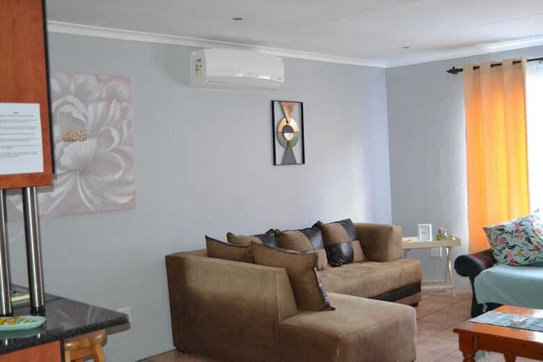 Villa Africa Emerald At 47 Petronella