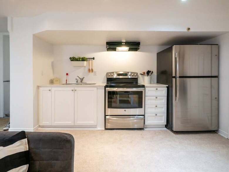 Quiet Greektown 1 Bedroom Apartment