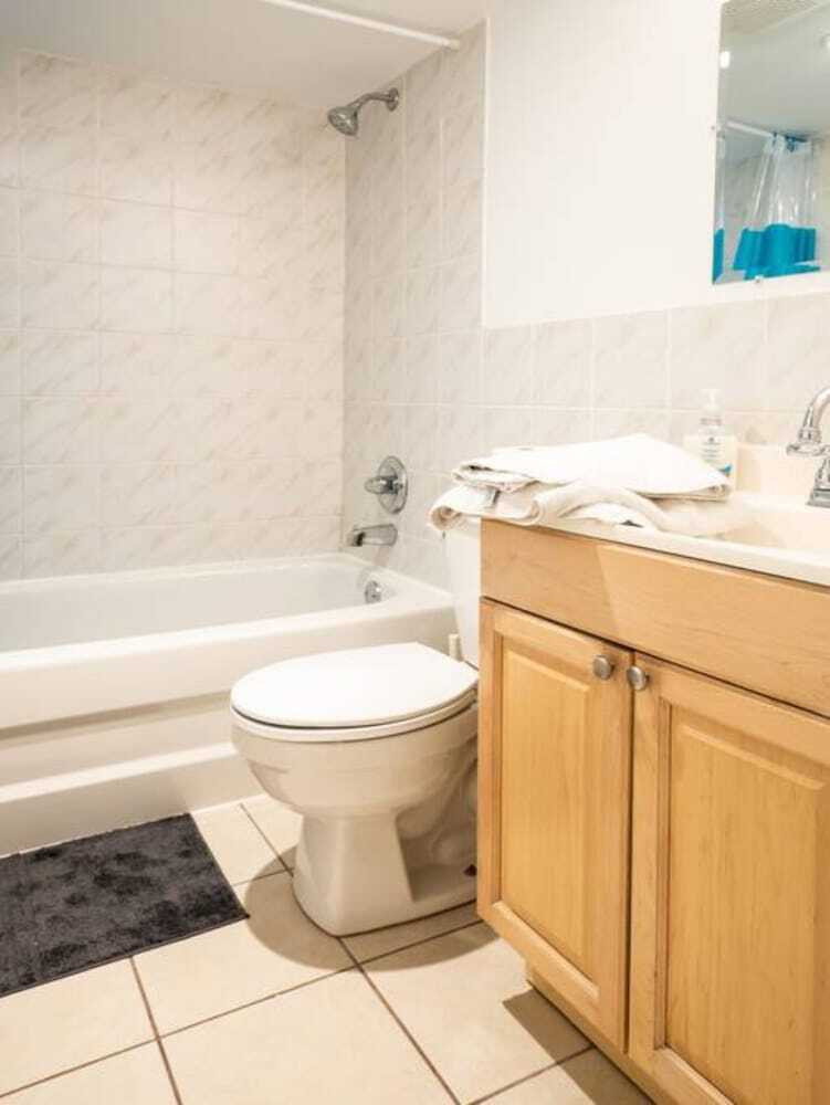 Quiet Greektown 1 Bedroom Apartment