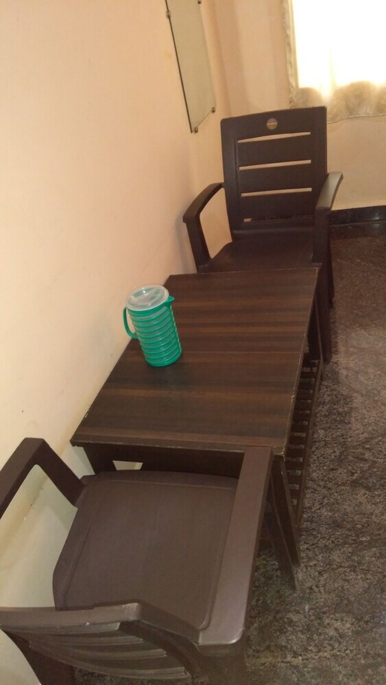 Hotel Iroomz Aditya Residency