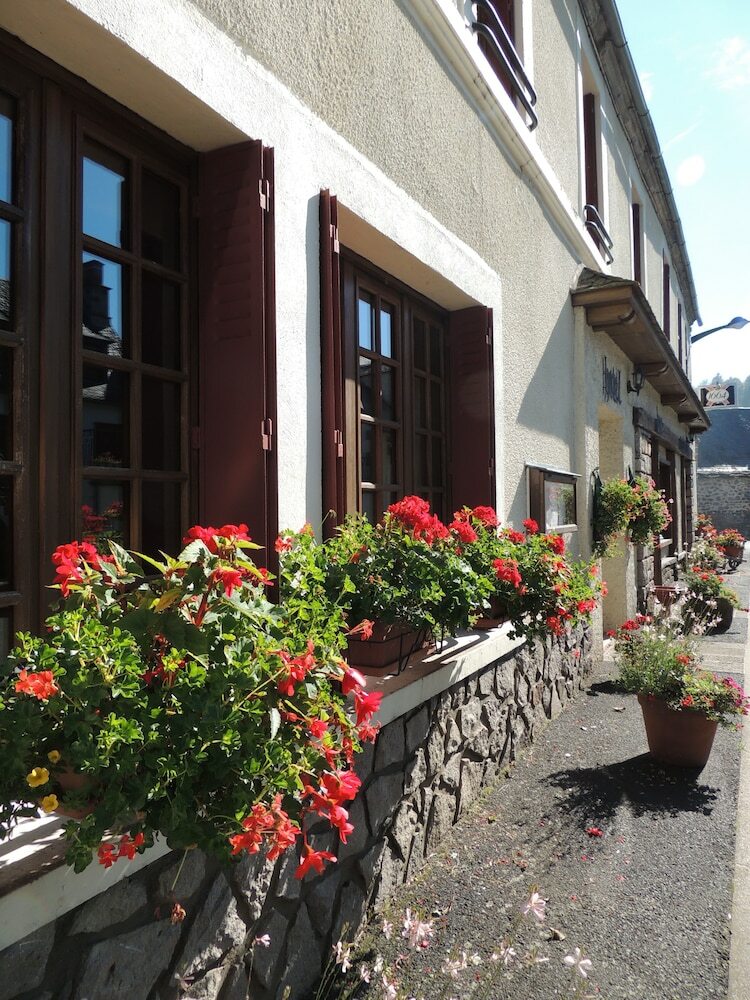 Hotel Restaurant Du Plomb Du Cantal