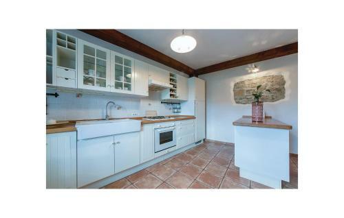 Four-bedroom Holiday Home In Komen