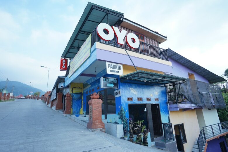 Hostal Oyo 927 Carina Hotel