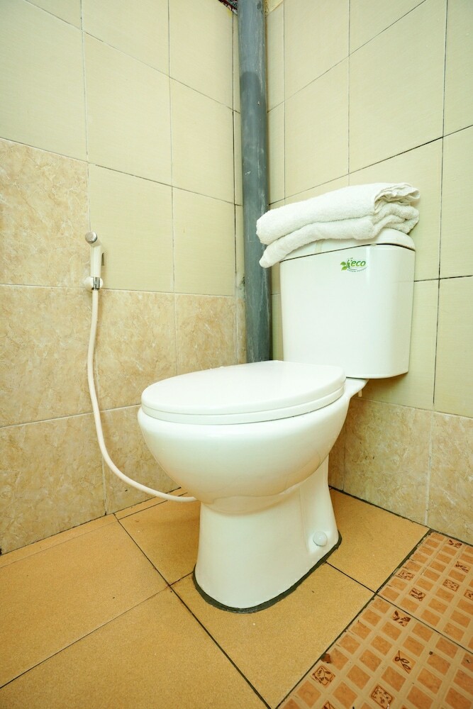 Hostal Oyo 927 Carina Hotel