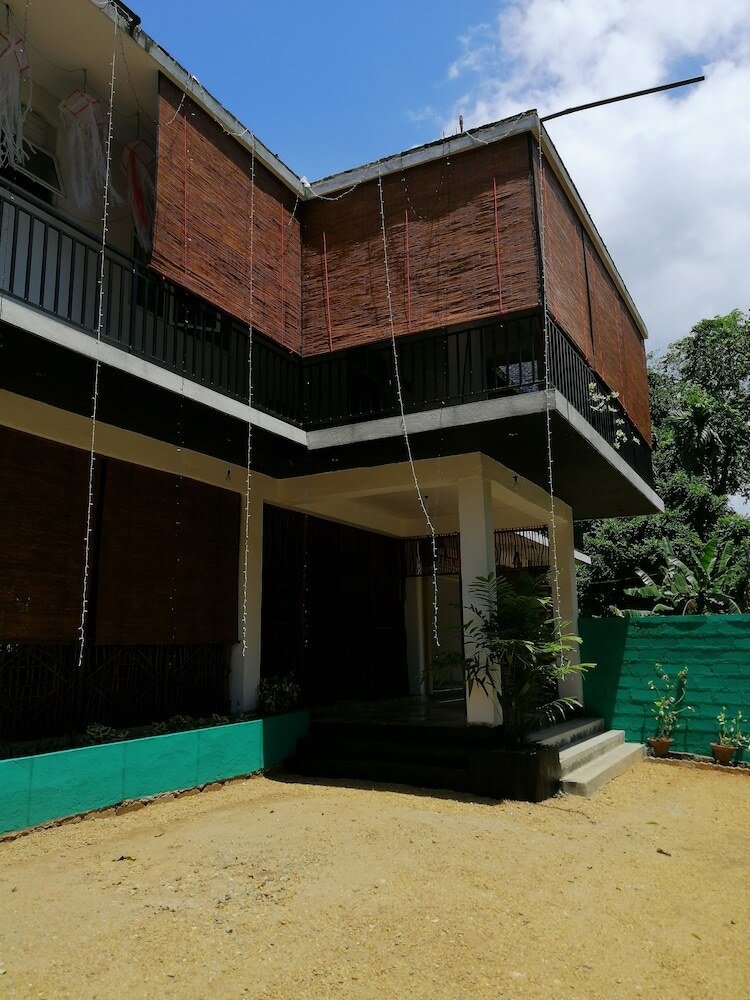 Hotel Macnara Traveller's Inn