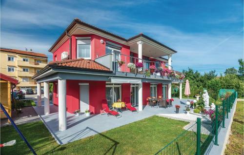 Two-bedroom Apartment In Viskovo